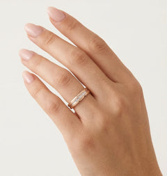 Dvoubarevný hranatý snubní prsten