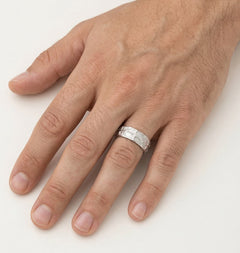 Bague de mariage avec détail cœur et pierres