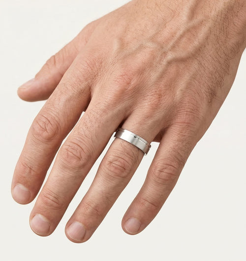 Bague de mariage en or blanc avec finition polie.