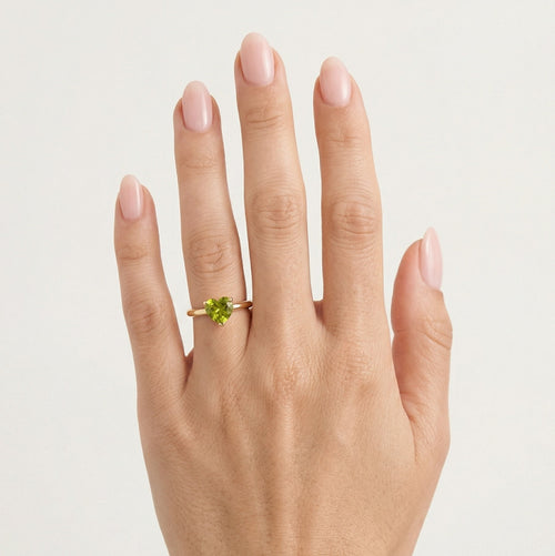 Ring aus Gelbgold mit herzförmigem Moldavit