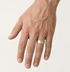 Massive glänzende Ringe aus Weiß- und Roségold