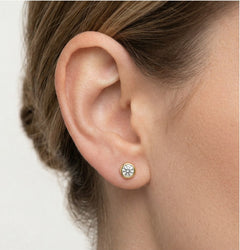 Boucles d’oreilles puces en or jaune avec zircone cubique