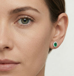 Boucles d’oreilles clous en argent sterling avec halo d’émeraude.