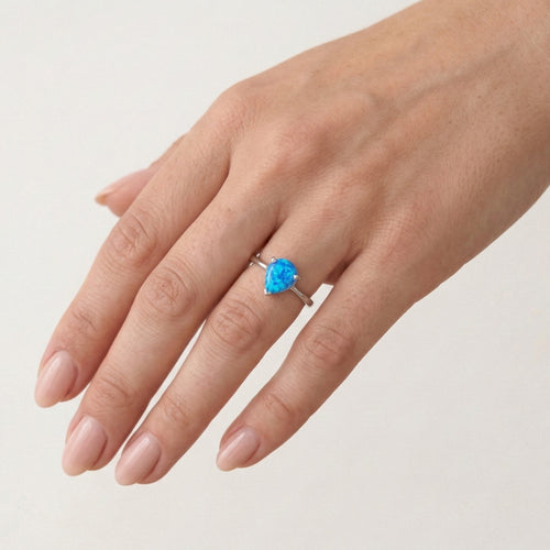 Anillo de plata con ópalo azul en forma de pera