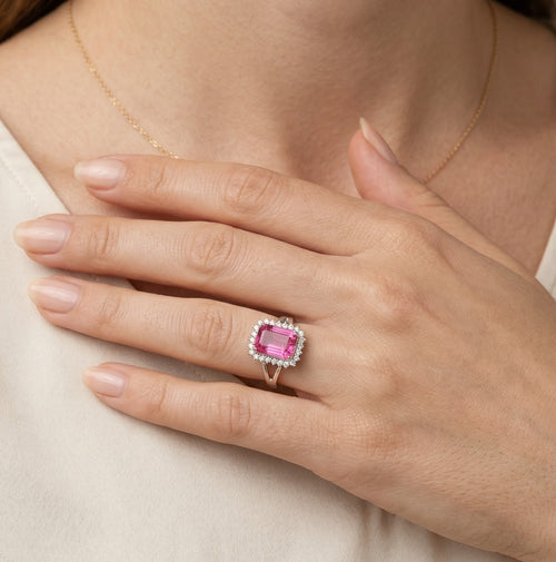 Rubín smaragdového brusu na stříbrném prstenu