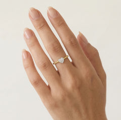 Okouzlující zlatý prsten se srdcem s třpytivými zirkony