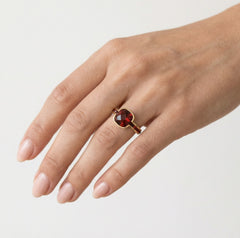 Bague en or jaune avec grenat taillé coussin et radiant
