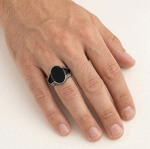 Ručně vyrobený pánský prsten s oválným onyxem  Description: