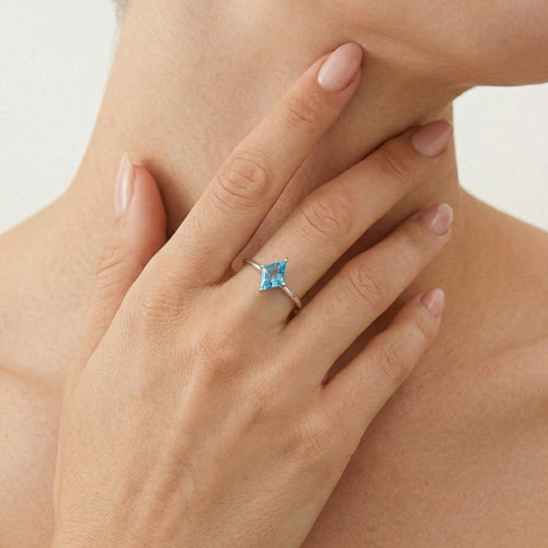 Schicker Silberring mit Blauem Topas