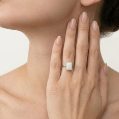 Bague solitaire en opale blanche pour femme