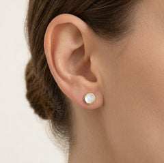 Boucles d’oreilles puces en or jaune avec perle