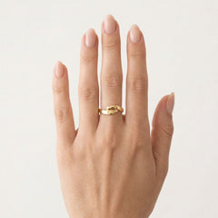 Vysoce leštěný zlatý kroucený prsten