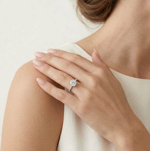 Prsten ze zirkonů z bílého zlata s akcentními kameny