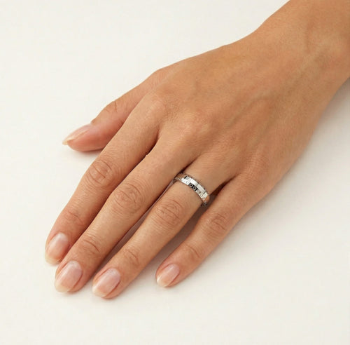 Anillo de boda de oro blanco con círculos