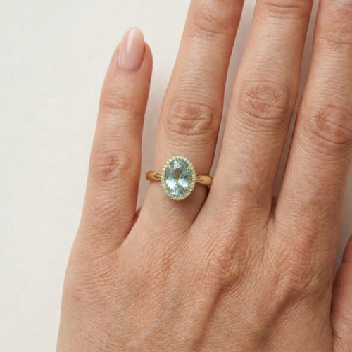 Bague massive ovale en or avec topaze bleue