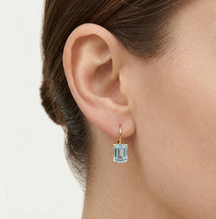 Blaue Topas-Ohrringe aus Gold