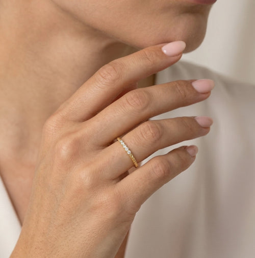 Anillo de oro amarillo con circonia cúbica brillante