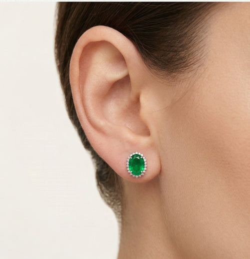 Stříbrné naušnice s oválným broušeným smaragdem