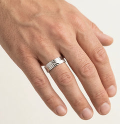 Snubní prsten z bílého zlata s lineárním gravírováním