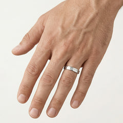 Bague en or blanc avec finition hautement polie