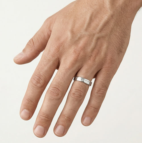 Bague en or blanc avec finition hautement polie