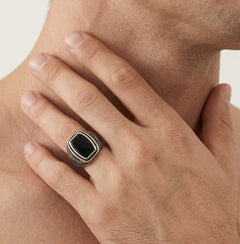 Pánský stříbrný prsten s onyxem, radiant a ryté boky