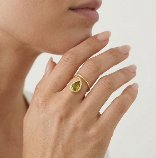 Elegantní prsten s vltavínem ve tvaru kapky