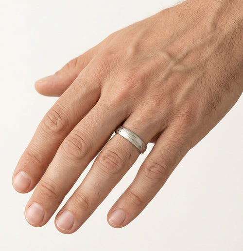 Klasický platinový snubní prsten s kameny nebo bez nich