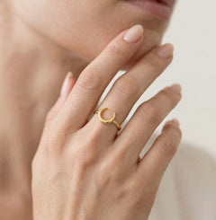 Zlatý prsten s půlměsícem