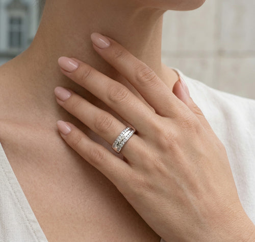Bague en or blanc avec deux rangées de zirconiums