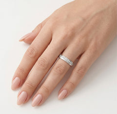 Bague en or blanc avec diamants tout autour