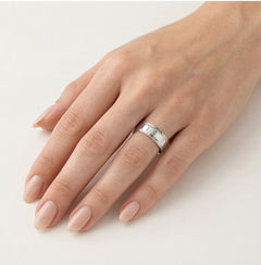 Anillo de boda liso de oro blanco con laterales grabados