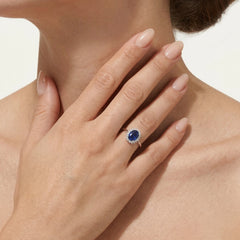 Bague en or blanc diamantée avec saphir