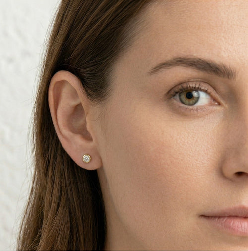 Boucles d'oreilles rondes en or jaune avec zircon cubique brillant.