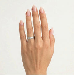 Bague de mariage élégante en or blanc avec pierres