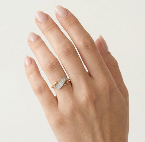 Zlatý prsten infinity s třemi řadami kubické zirkonie