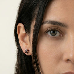 Pendientes elegantes de granate con diseño floral