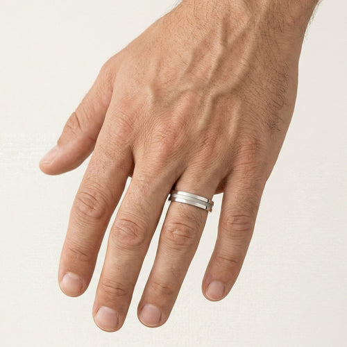 Bagues de mariage en or blanc avec ligne gravée