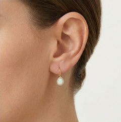Pendientes de ópalo blanco en corte pera y oro