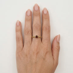 Anillo femenino intrincado con granate