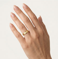 Bague en or jaune avec finition mate et polie brillante.