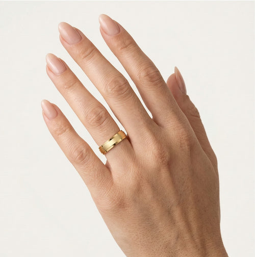 Bague en or jaune avec finition mate et polie brillante.