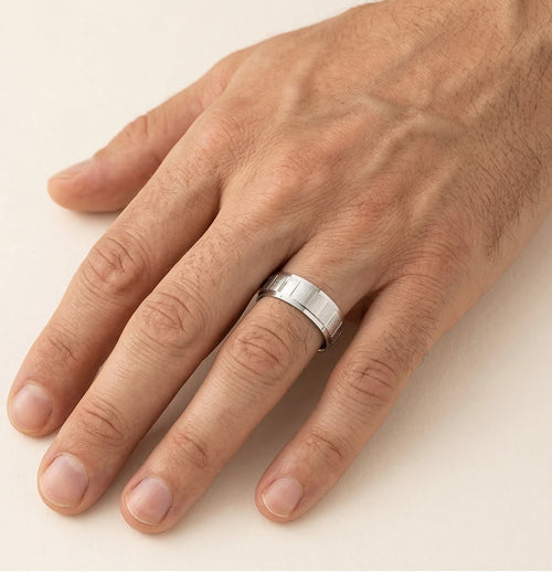 Stylový snubní prsten z bílého zlata