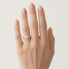 Stříbrný prsten s kulatými a bagetovými zirkony