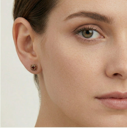 Clous d’oreilles carrés en grenat et or