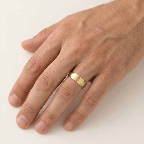 Bague en or jaune avec finition mate et polie brillante.