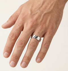 Silný snubní prsten z leštěného bílého zlata