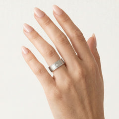 Bague de mariage en or blanc au design massif