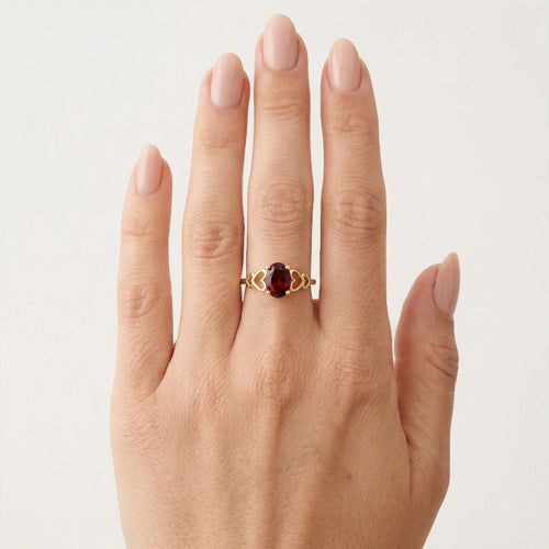 Krásný oválný granátový prsten pro ženy s jemným krokovým brusem