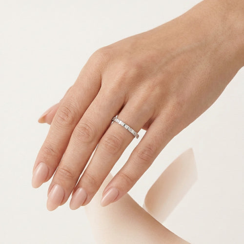 Třpytivý snubní prsten z bílého zlata